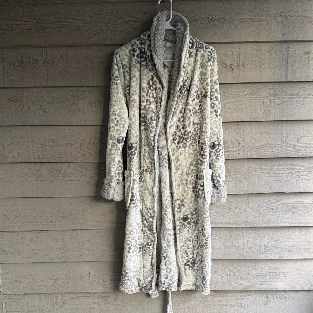 Leopard Print Plush Robe - Picture 2 of 7